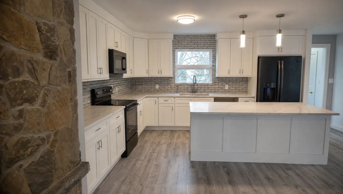 Generated visualisation — The U, Shaker White. Three walls, two corners, and the most cabinetry of anything on this shelf — the sink under the window on the short wall, the range and the refrigerator facing each other.